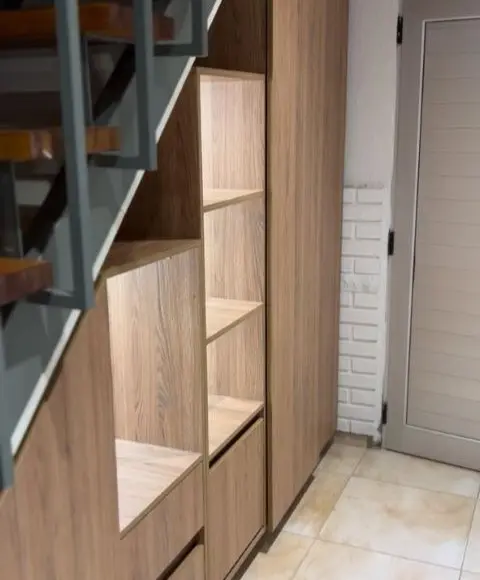 bajo escalera Olmo Finlandés